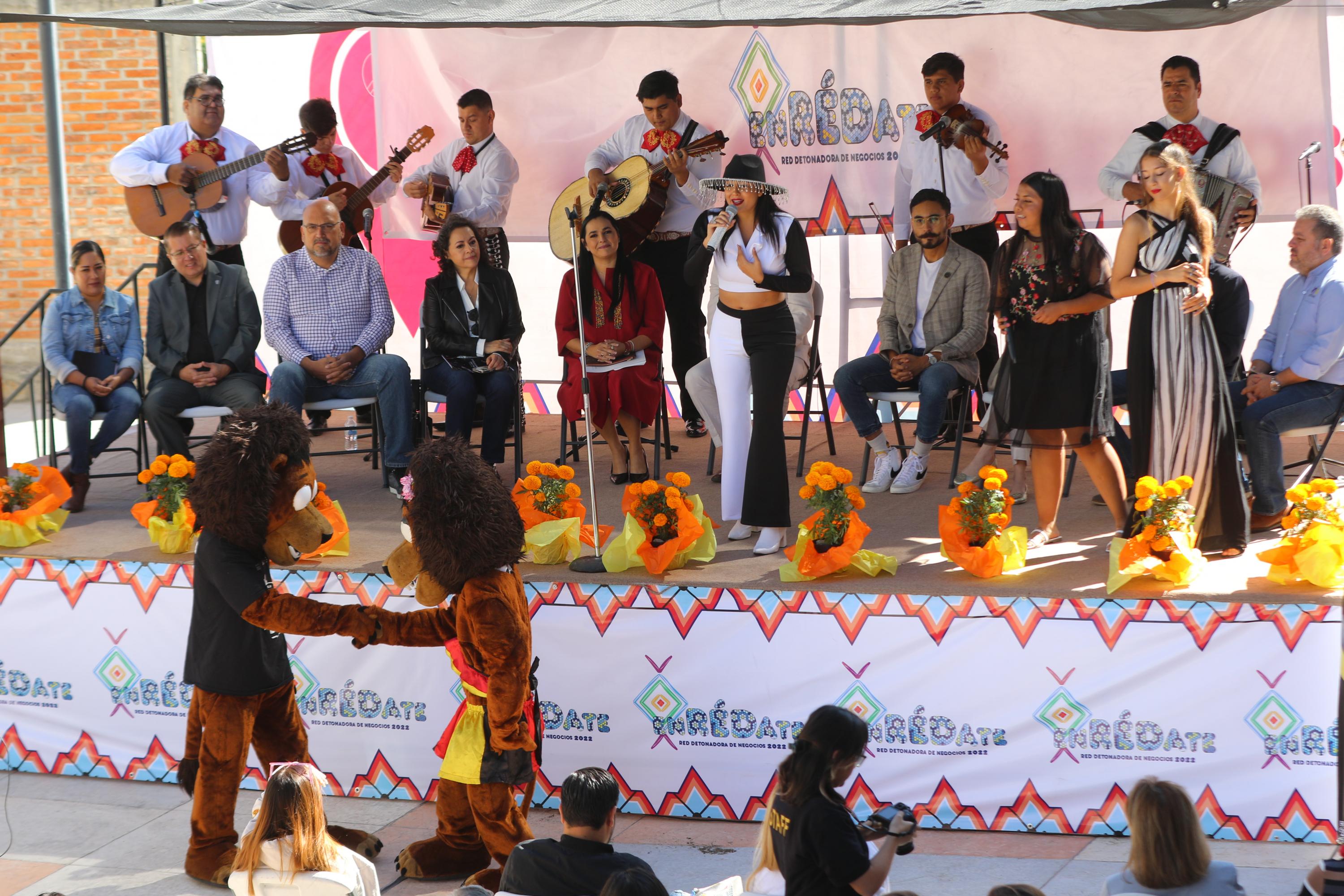 Autoridades del evento en escenario