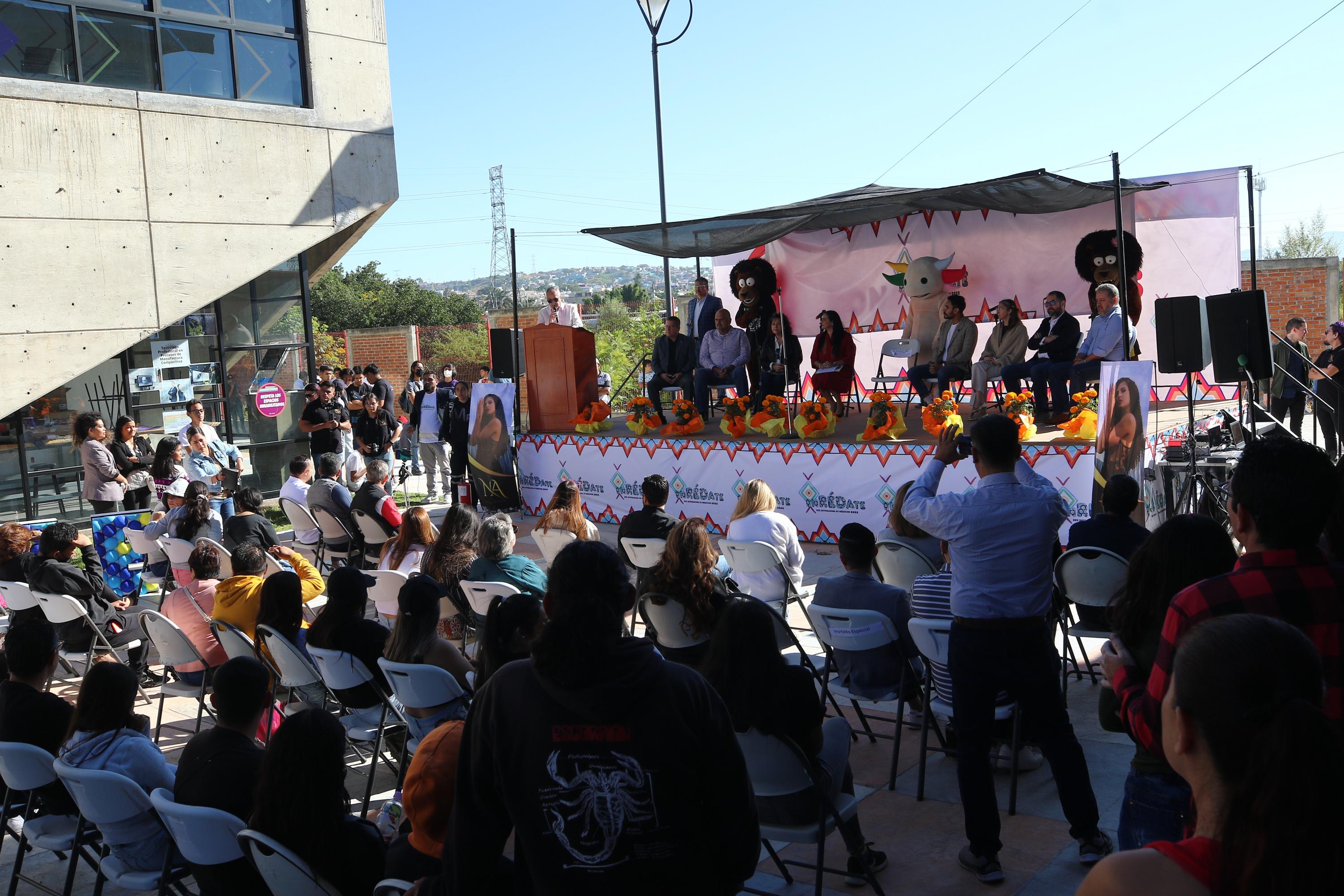 Autoridades del evento en escenario