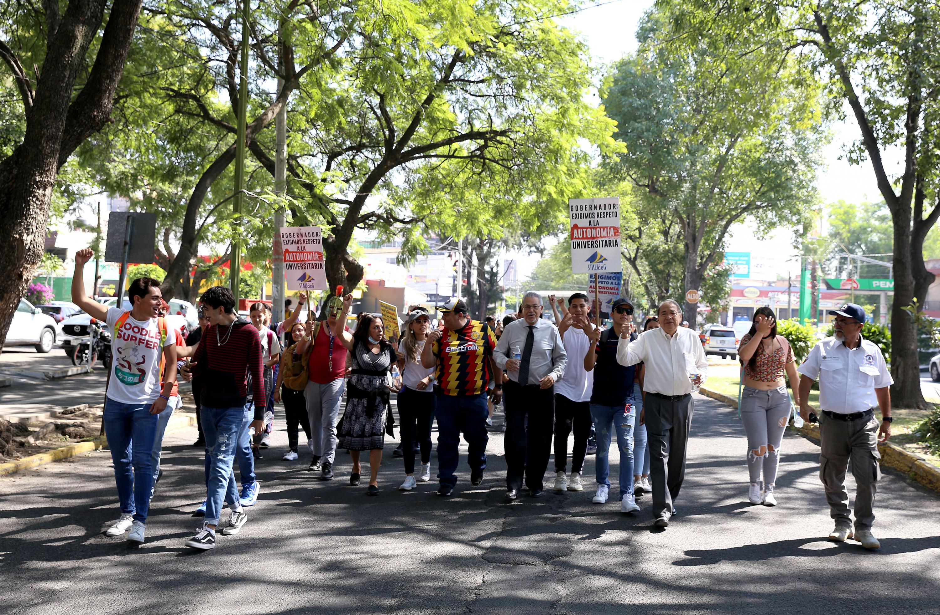 Participantes en contingente caminata por la autonomía Caminata por la Autonomía, la Educación y la Salud