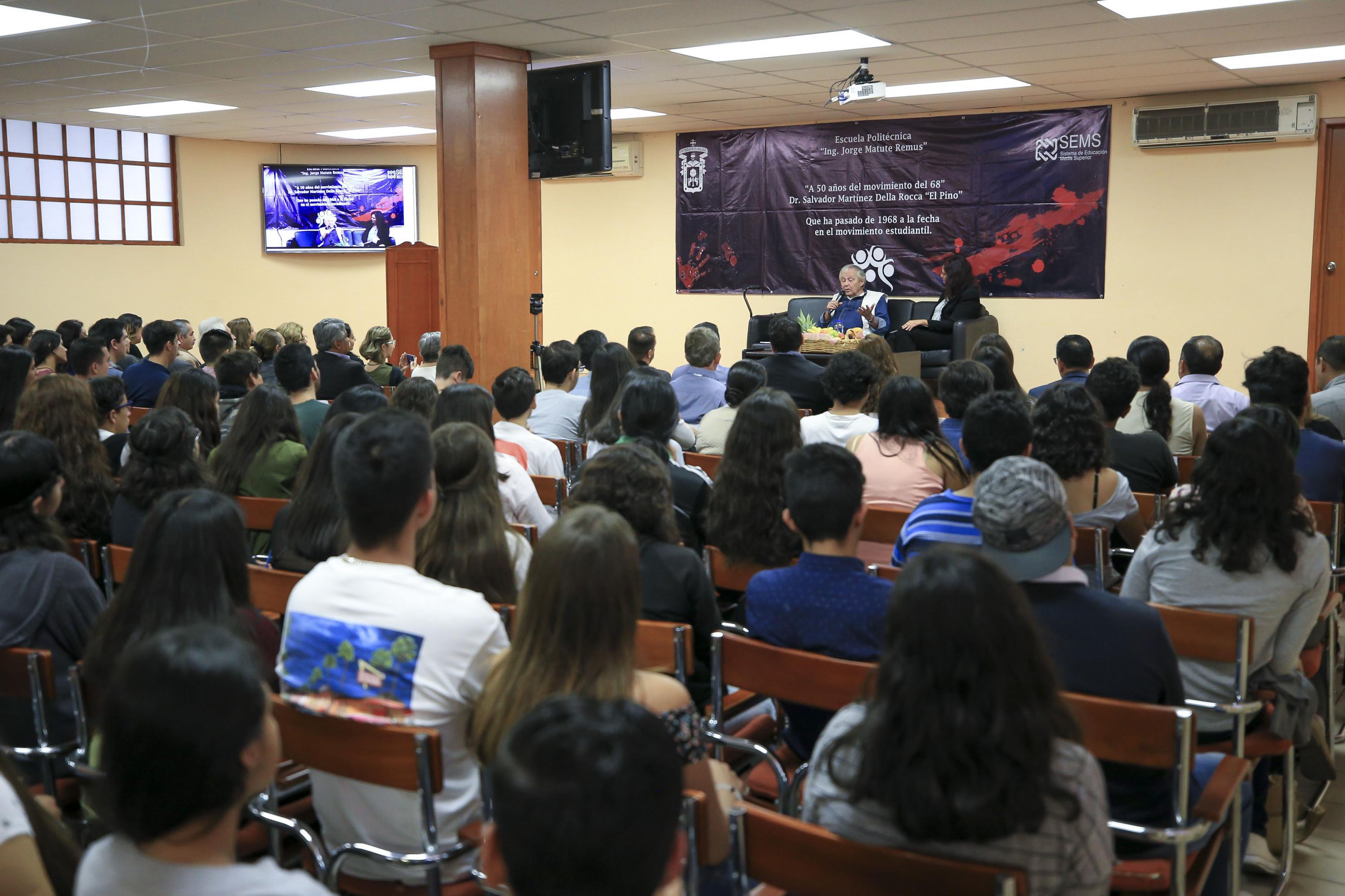 Asistentes a conferencia en auditorio