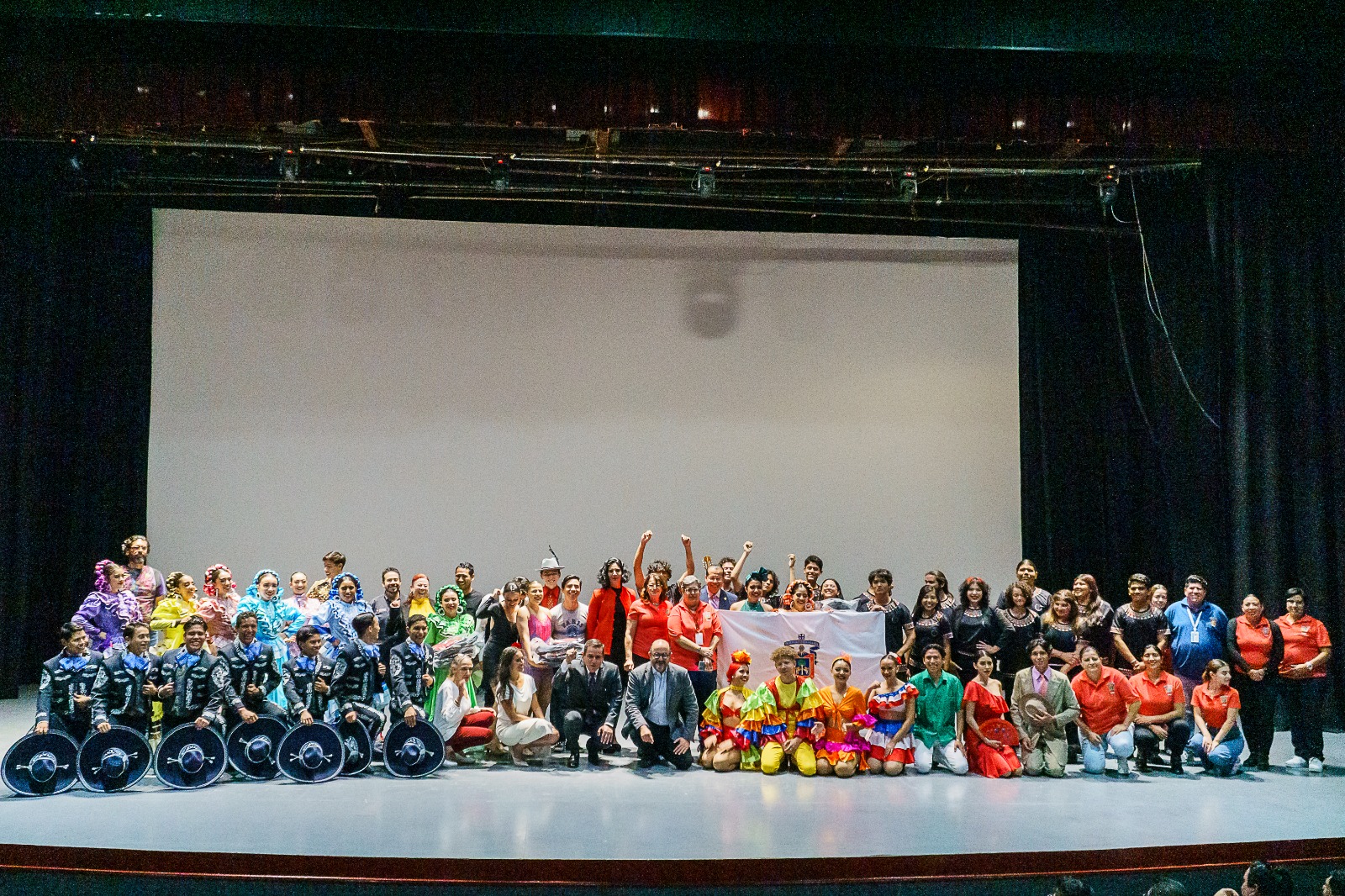 Integrantes de la delegación junto a autoridades del evento