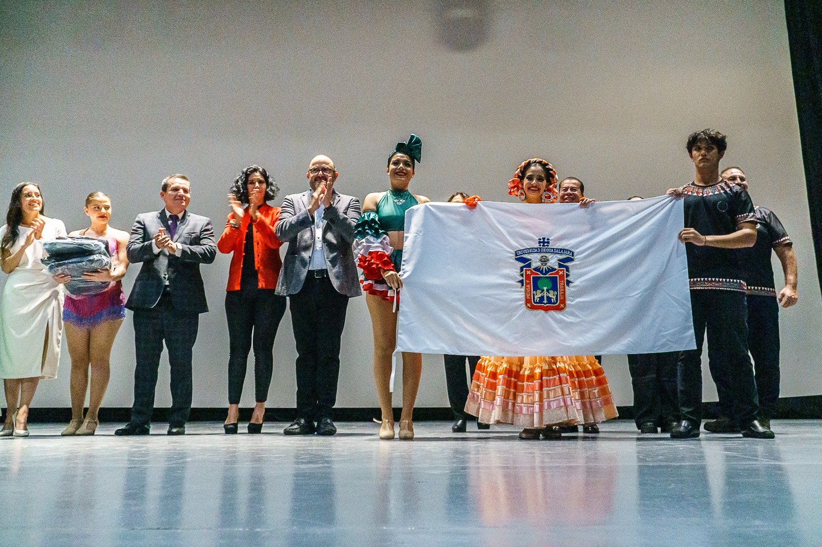 Integrantes de la delegación junto a autoridades del evento
