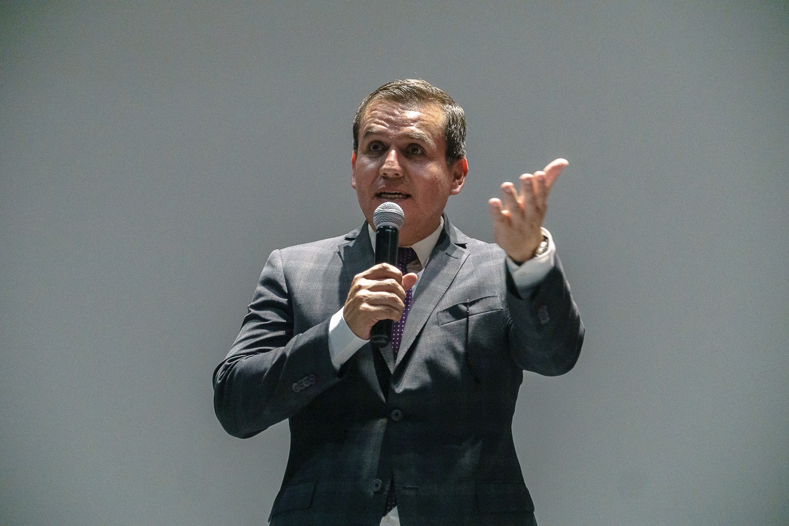 maestro César Antonio Barba Delgadillo director general del SEMS en uso de la voz
