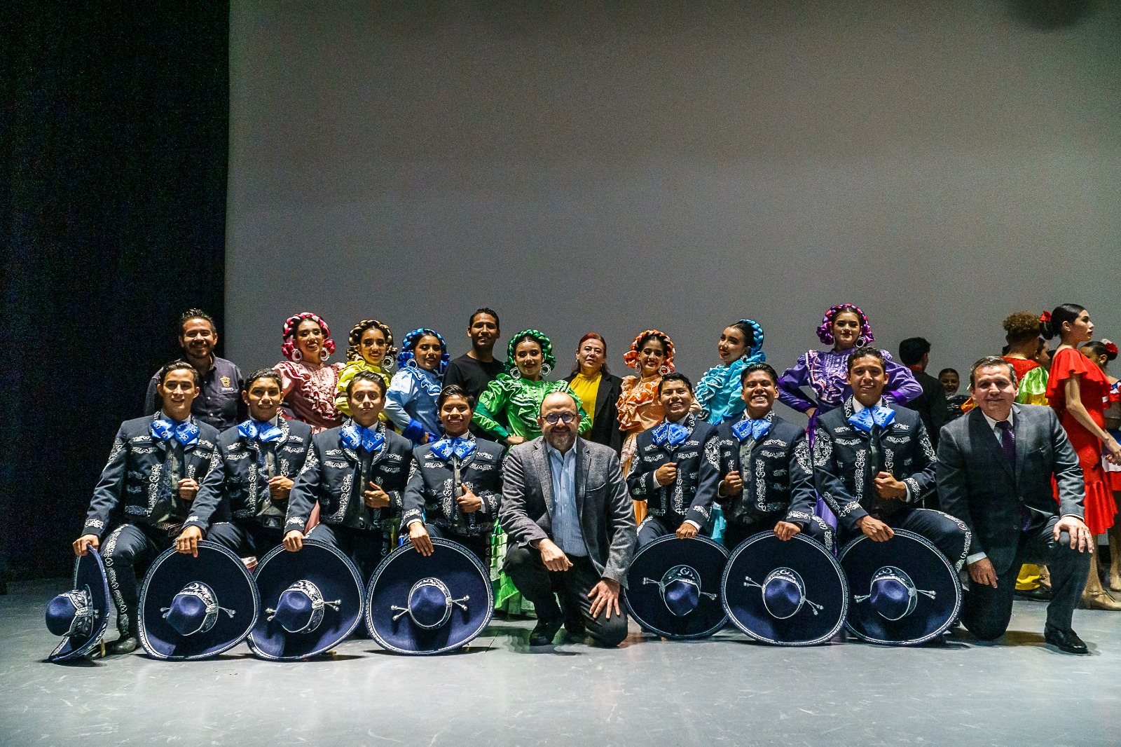 Integrantes de la delegación junto a autoridades del evento