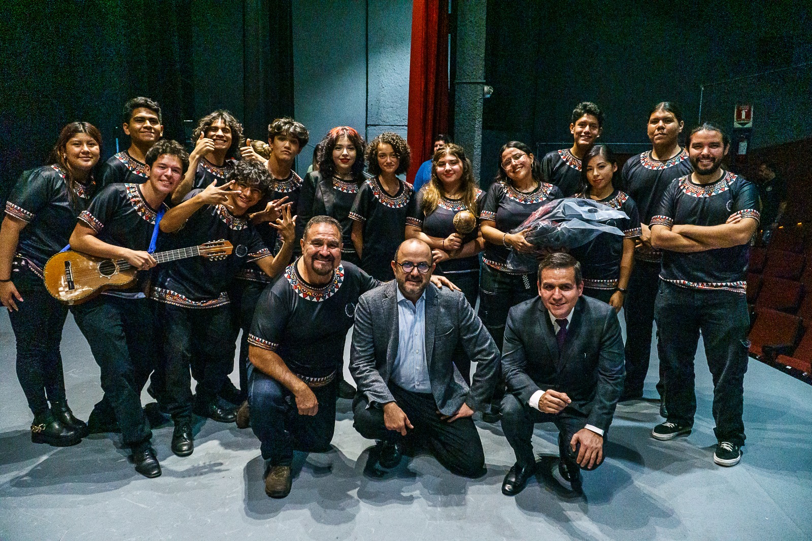Integrantes de la delegación junto a autoridades del evento