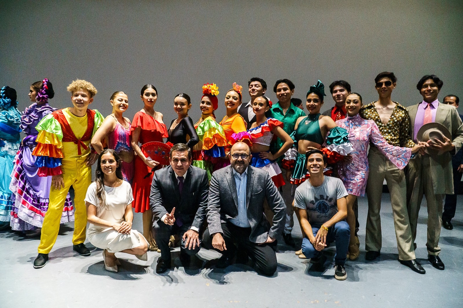 Integrantes de la delegación junto a autoridades del evento