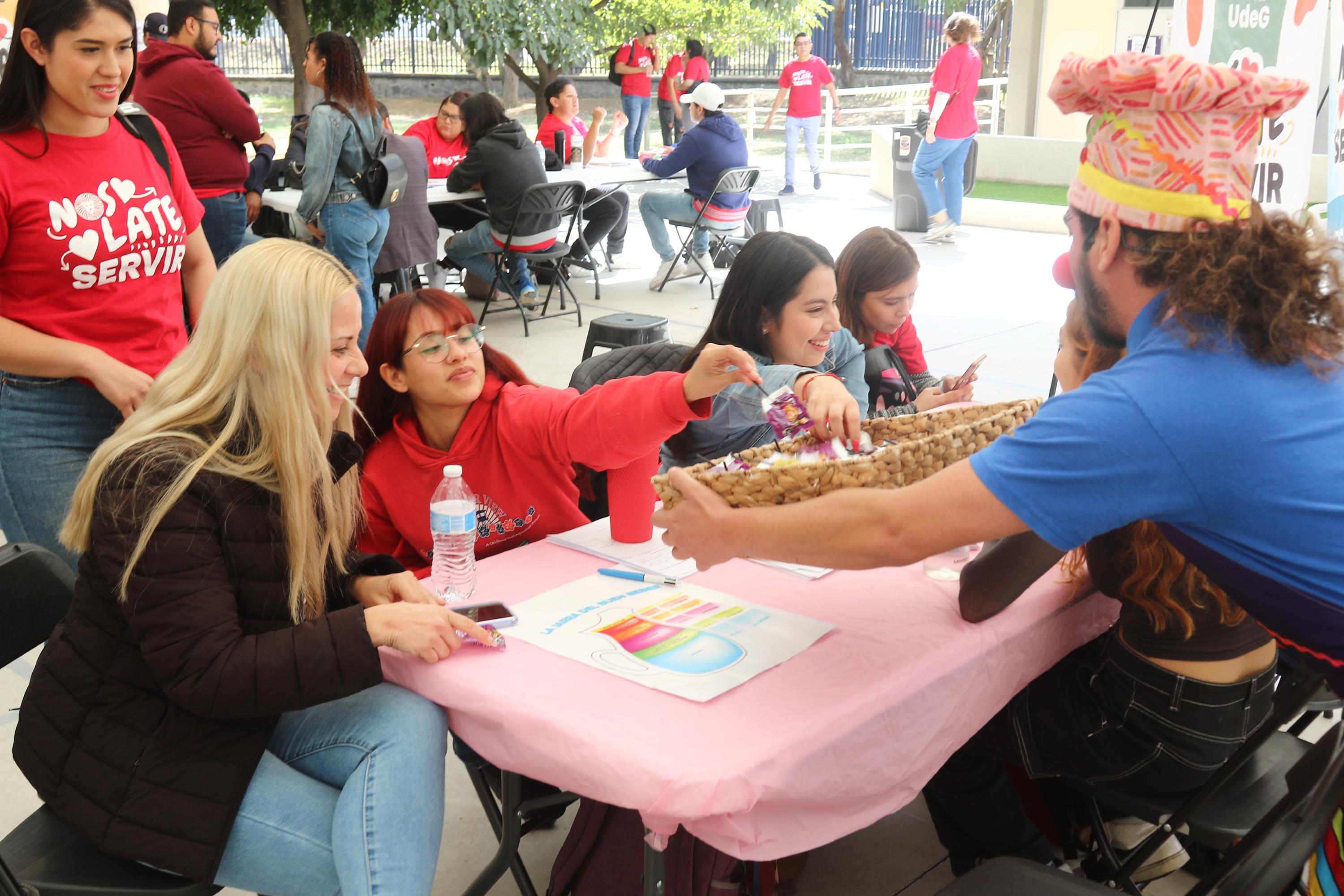 Brigada que participan en actividad atiende pacientes