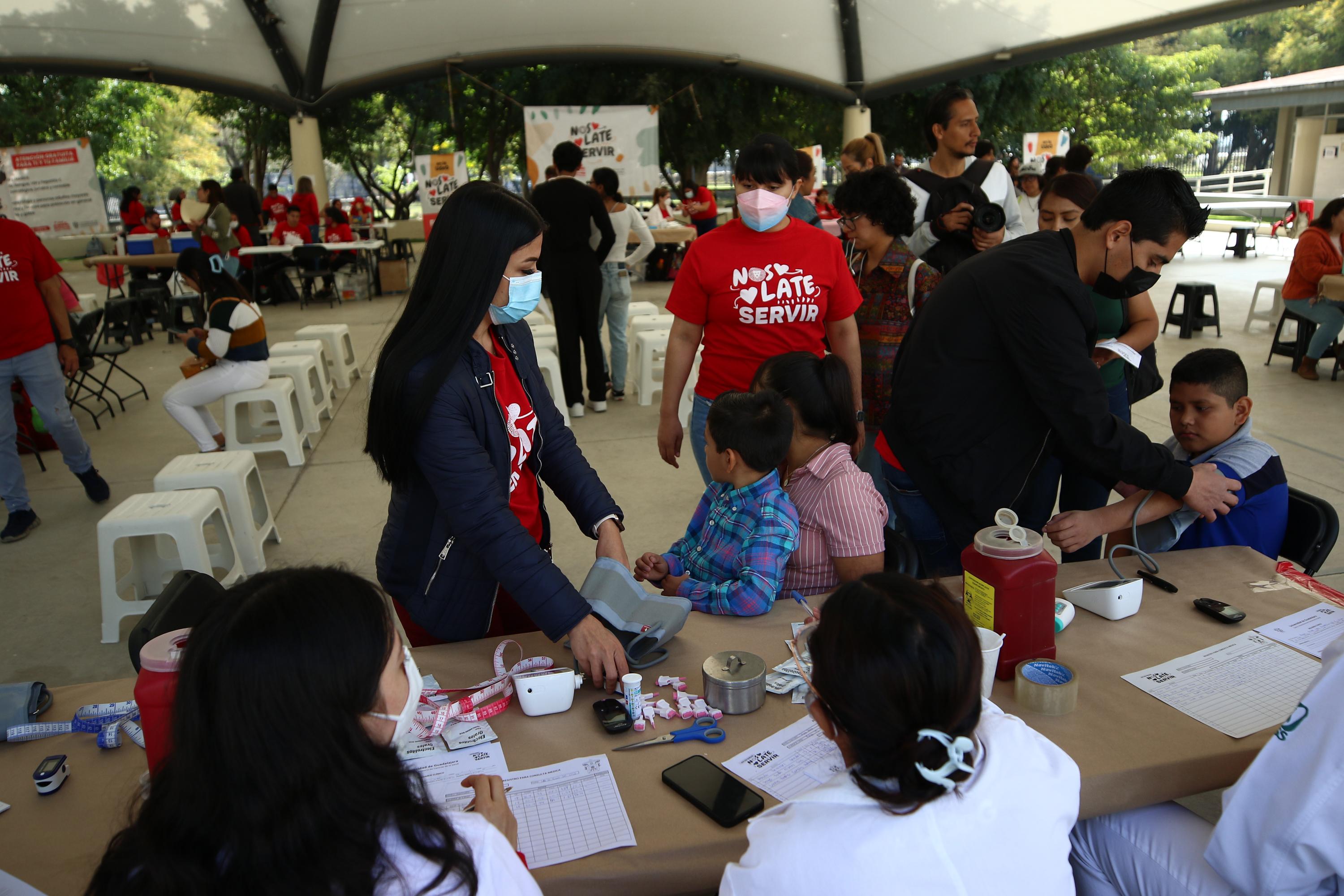 Brigada que participan en actividad atiende pacientes