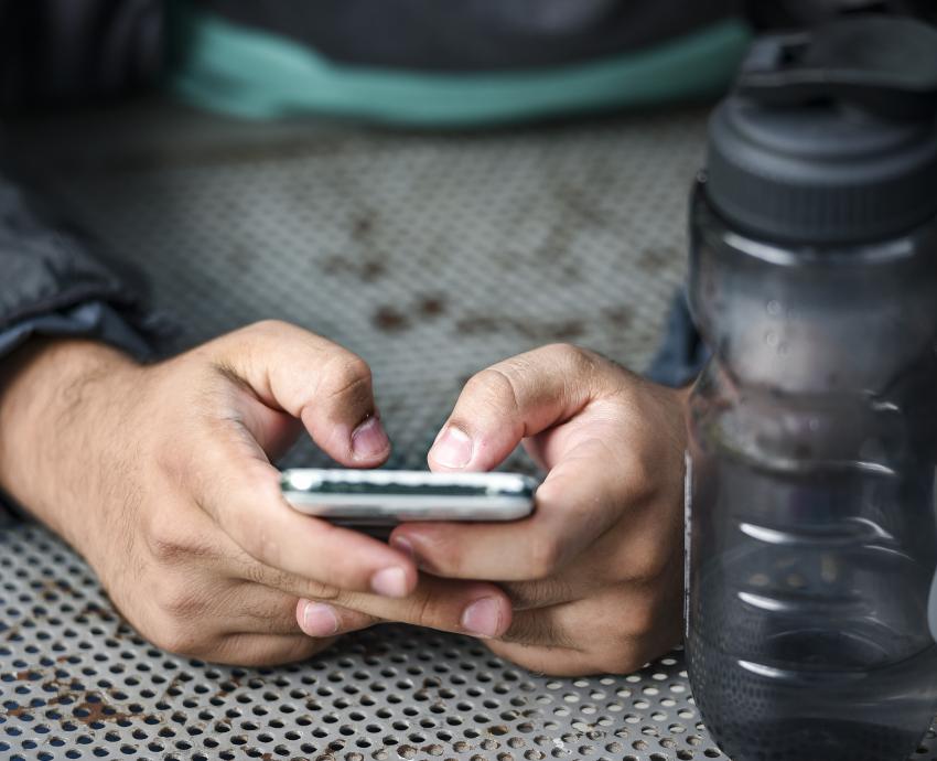 manos usan teléfono celular