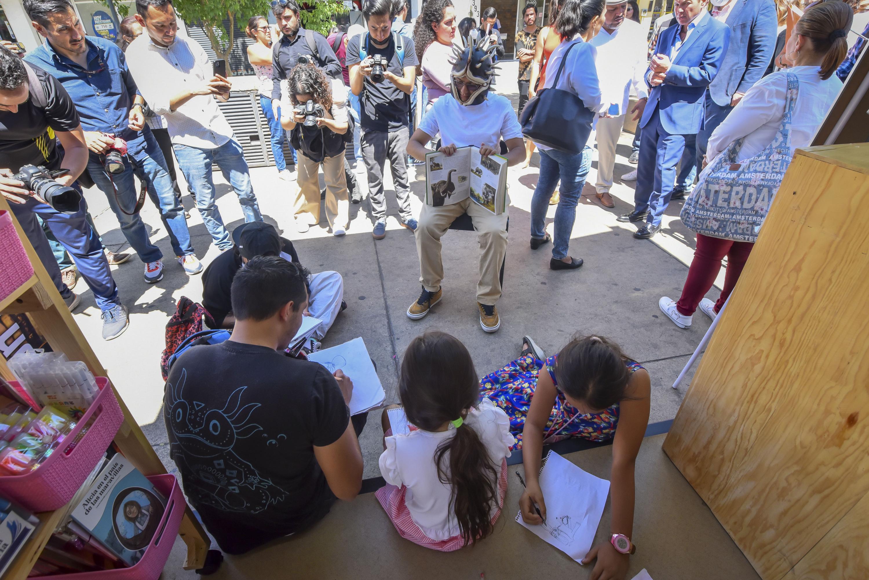 Personas en actividad de lectura