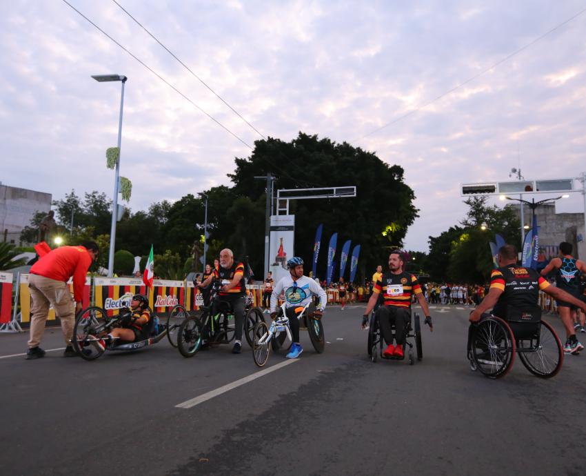 corredores en silla de ruedas en séptima Carrera Leones Negros