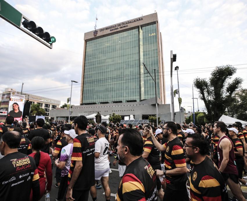 corredores en séptima Carrera Leones Negros