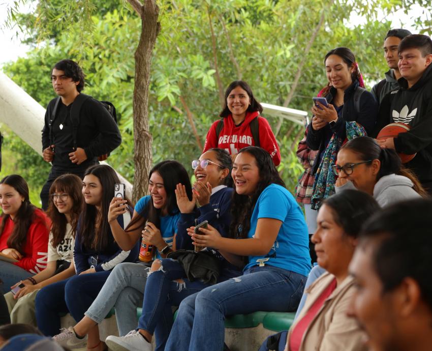 Espectadores obsevando las presentaciones