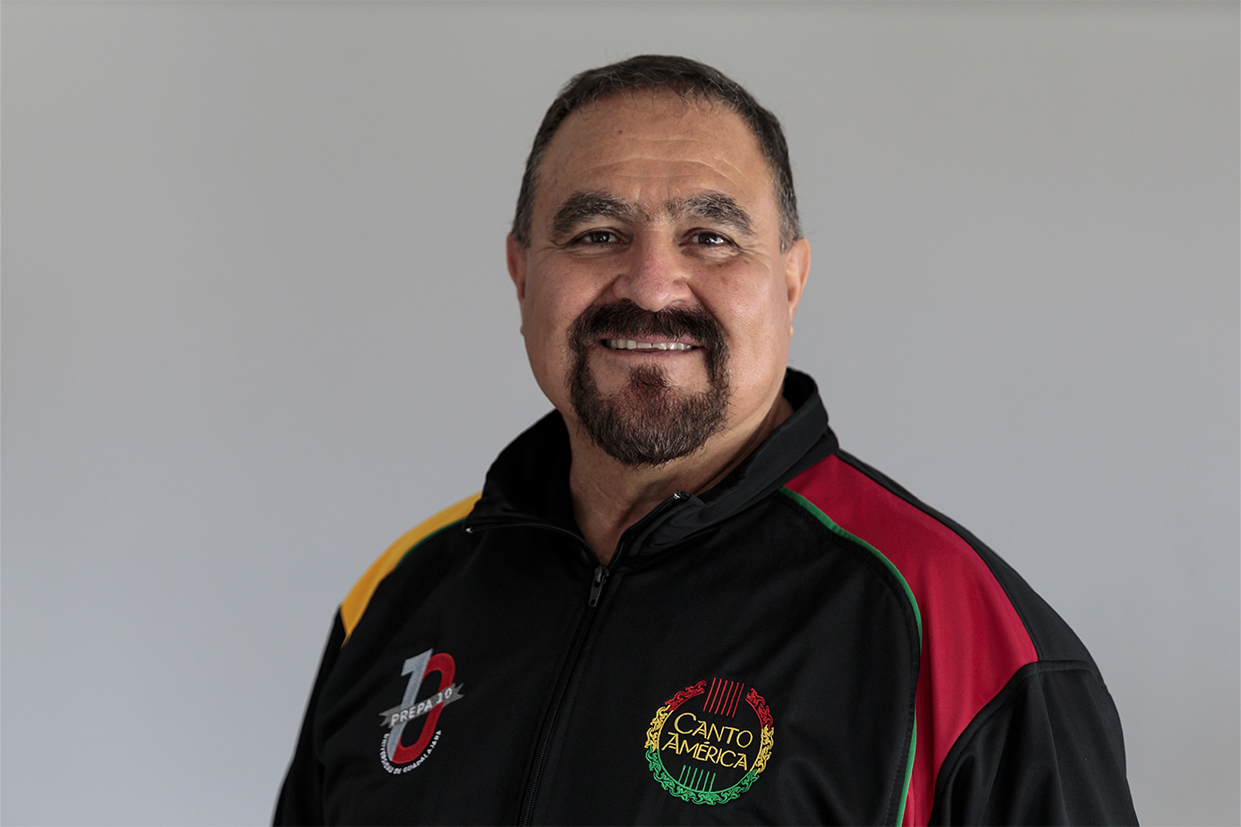Eduardo Buendía Flores posando de frente parqa la cámara