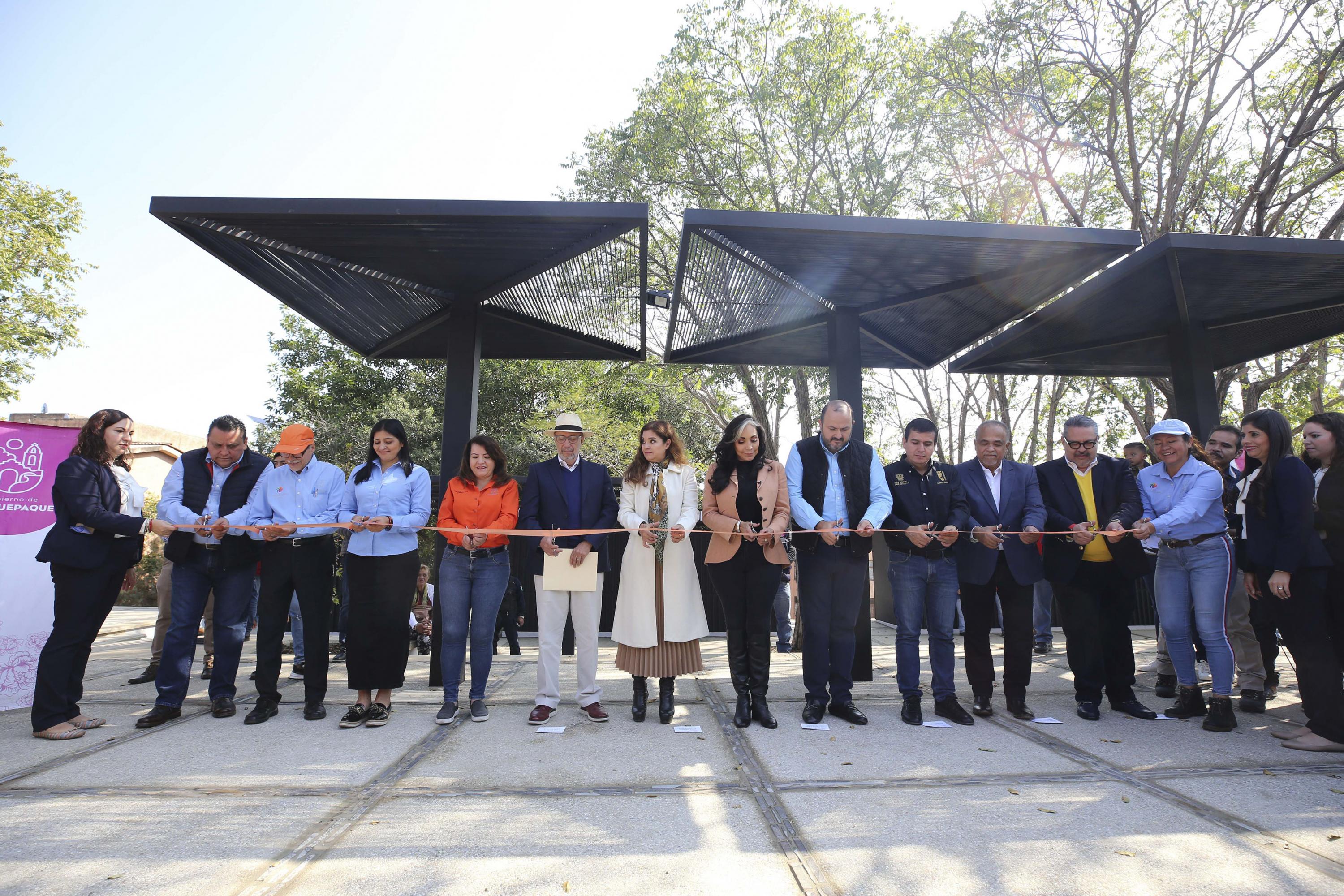 Corte del listón por autoridades del evento
