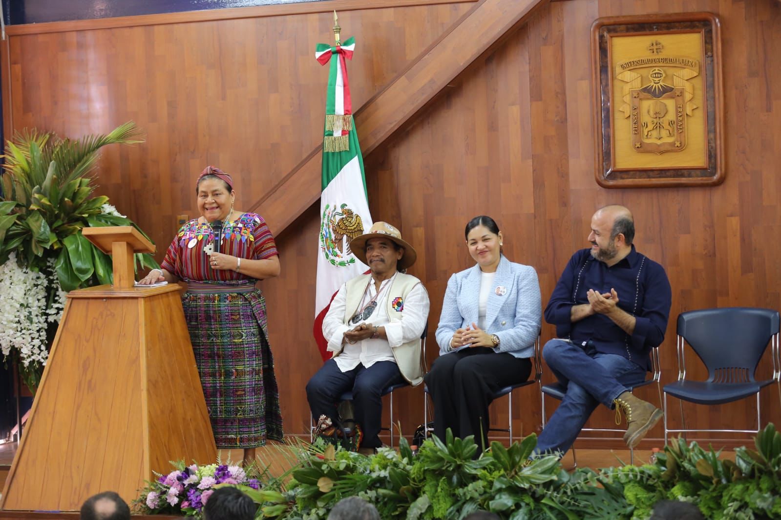 Autoridades del evento en presidium frente a asistentes