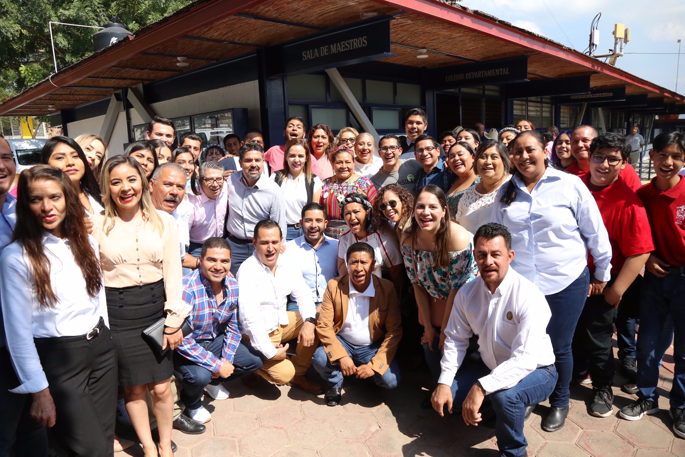 doctora Rigoberta Menchú Tum junto a asistentes al evento