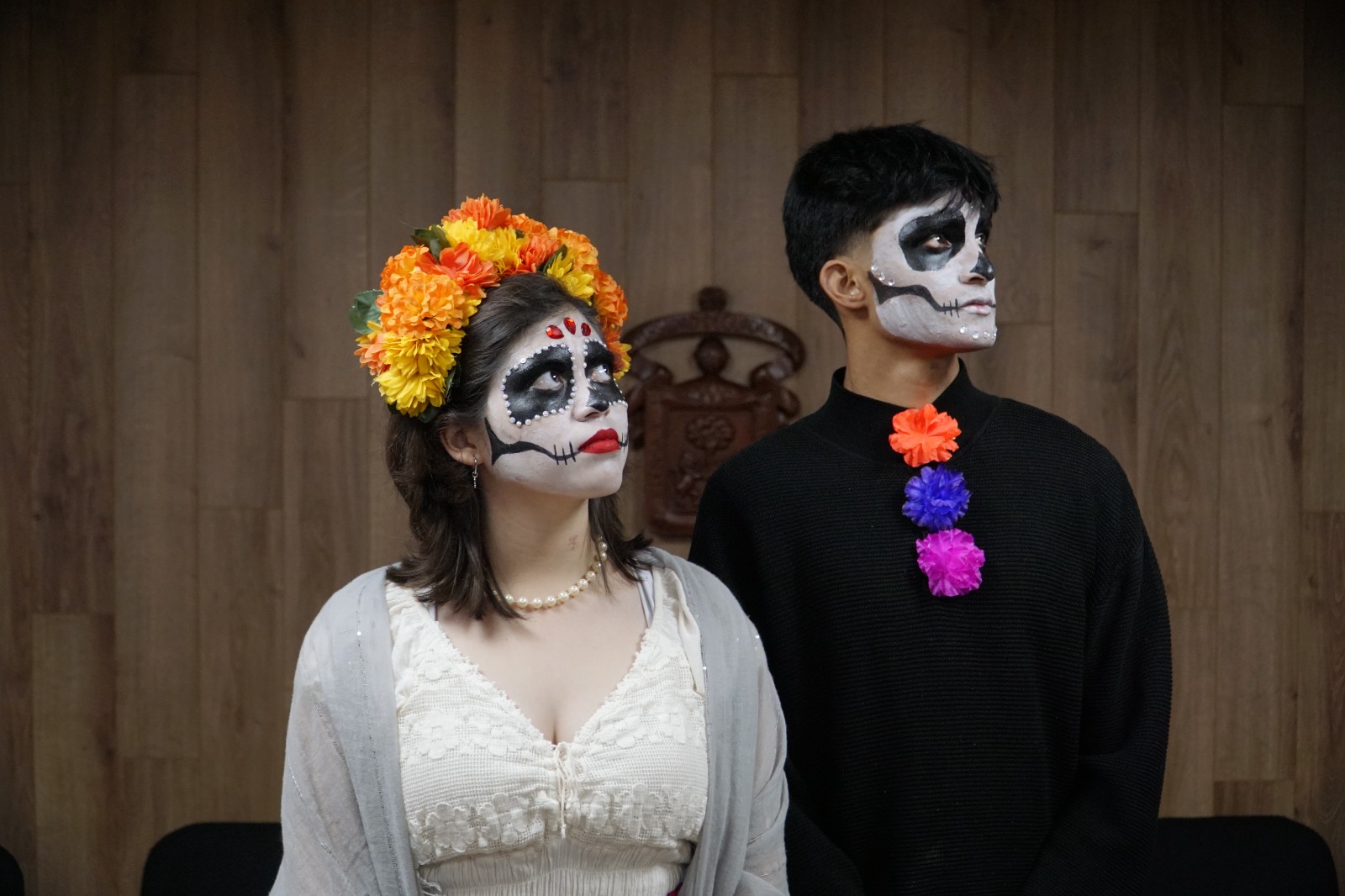 Mujer caracterizada de la catrina y hombre caracterizado del catrin
