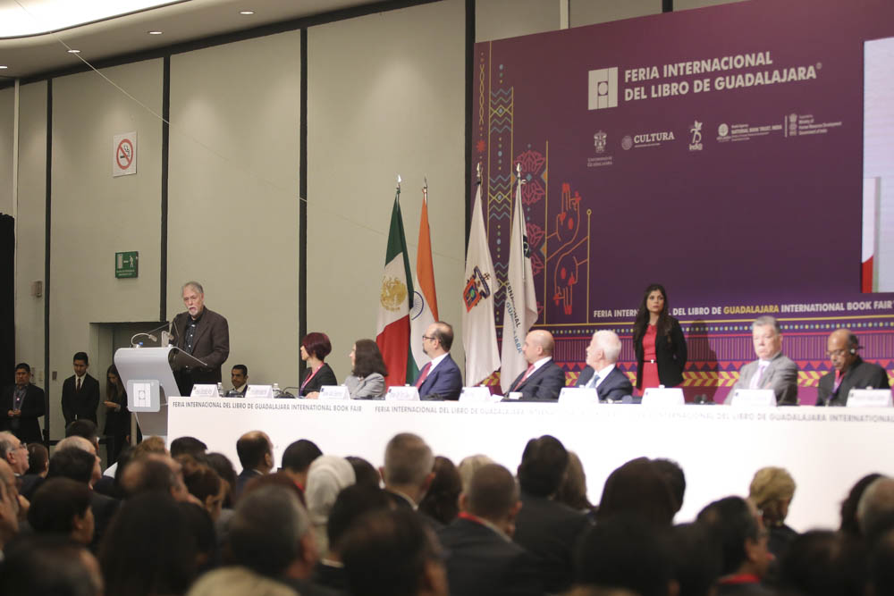 Autoridades del evento en presidium