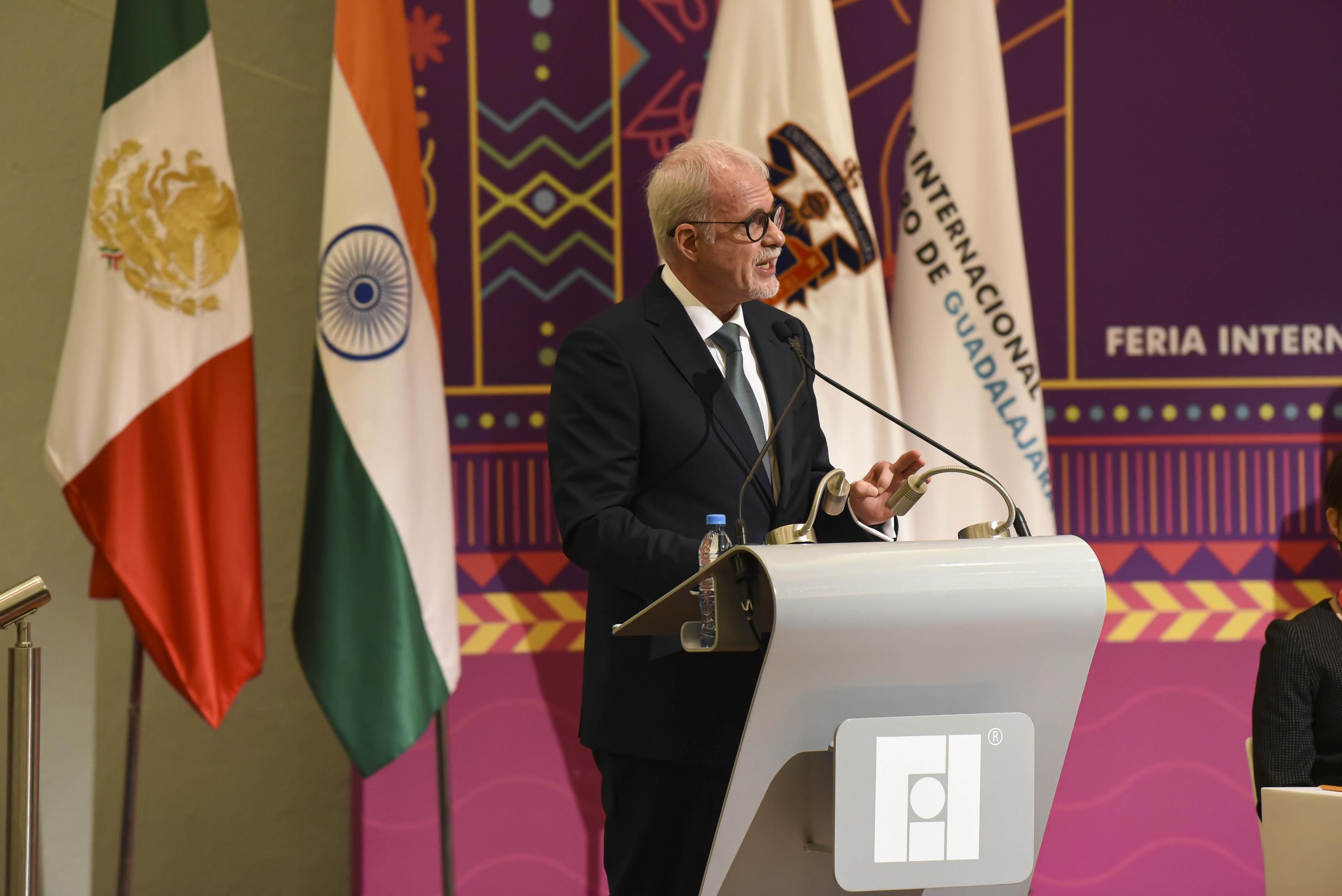Licenciado Raúl Padilla López en pódium