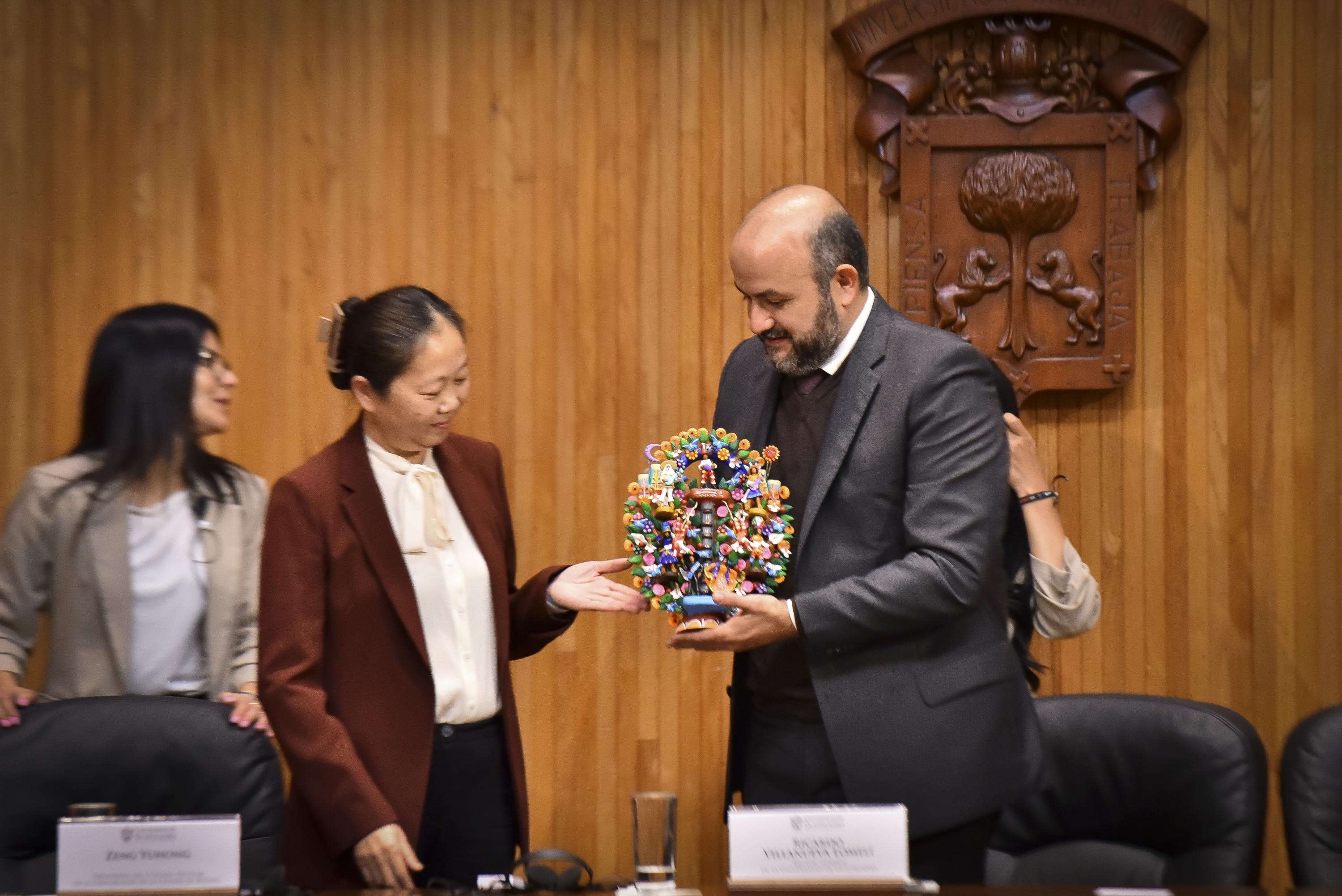 Autoridades del evento en presidium
