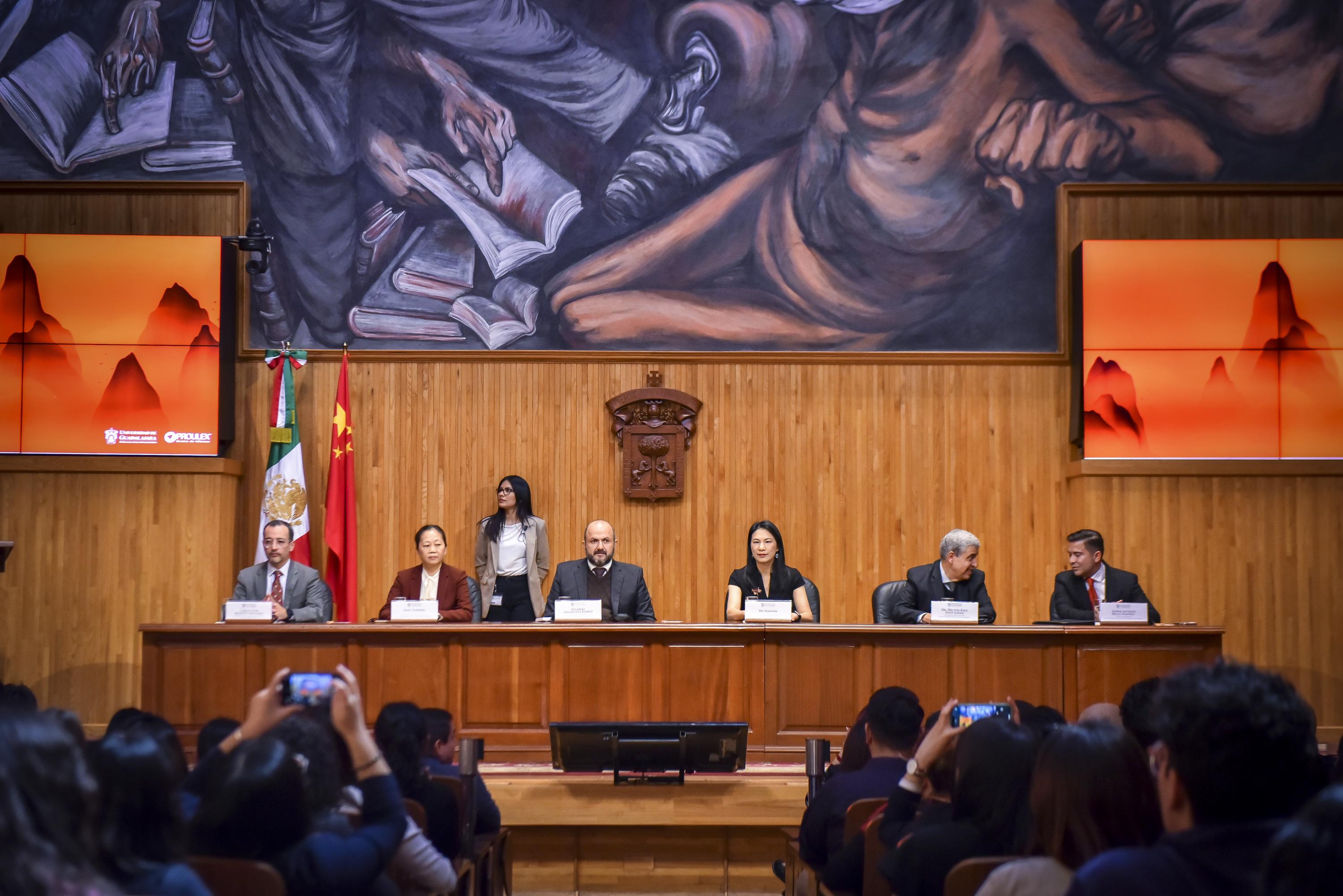 Autoridades del evento en presidium