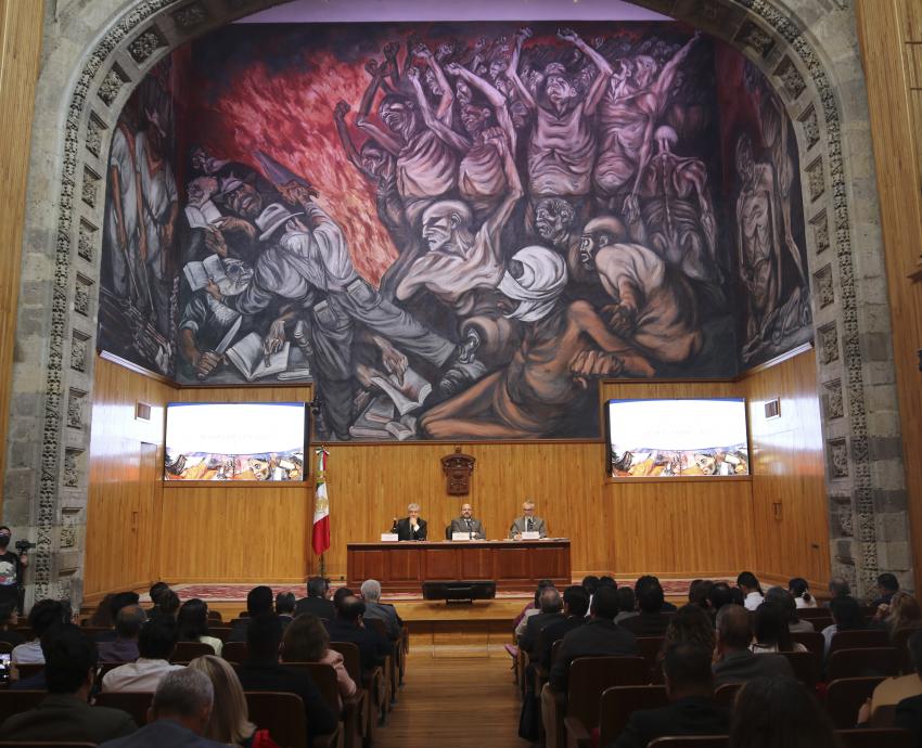 Autoridades del evento en presidium en sesión extraordinaria del Consejo General Universitario
