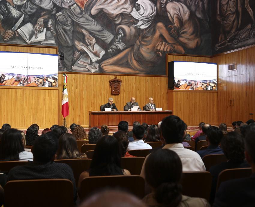 Autoridades del evento en presidium en sesión extraordinaria del Consejo General Universitario