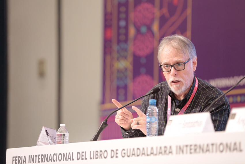 Escritor en charla frente a asistentes