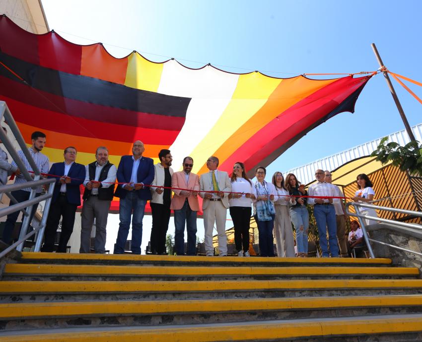 Autoridades del evento en corte de listón