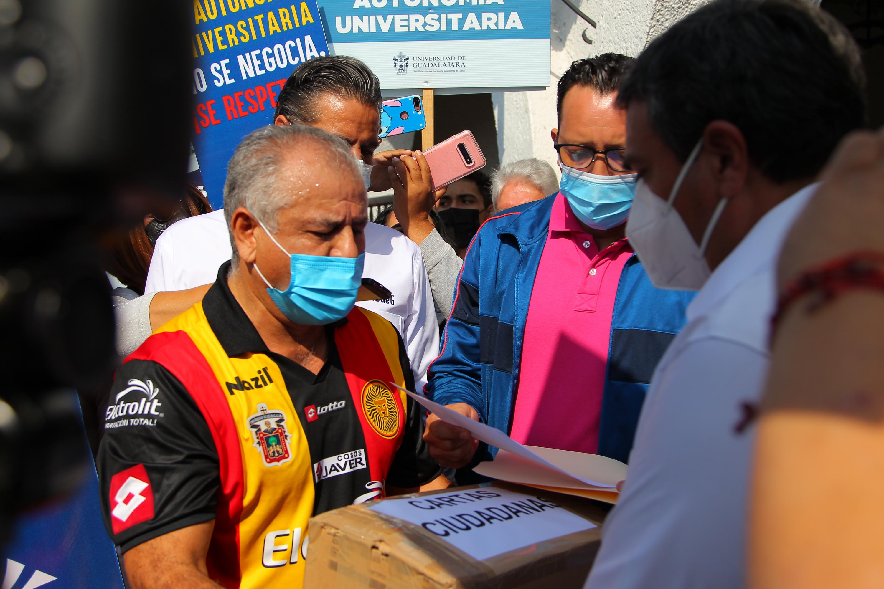 Participantes en contingente caminata por la autonomía