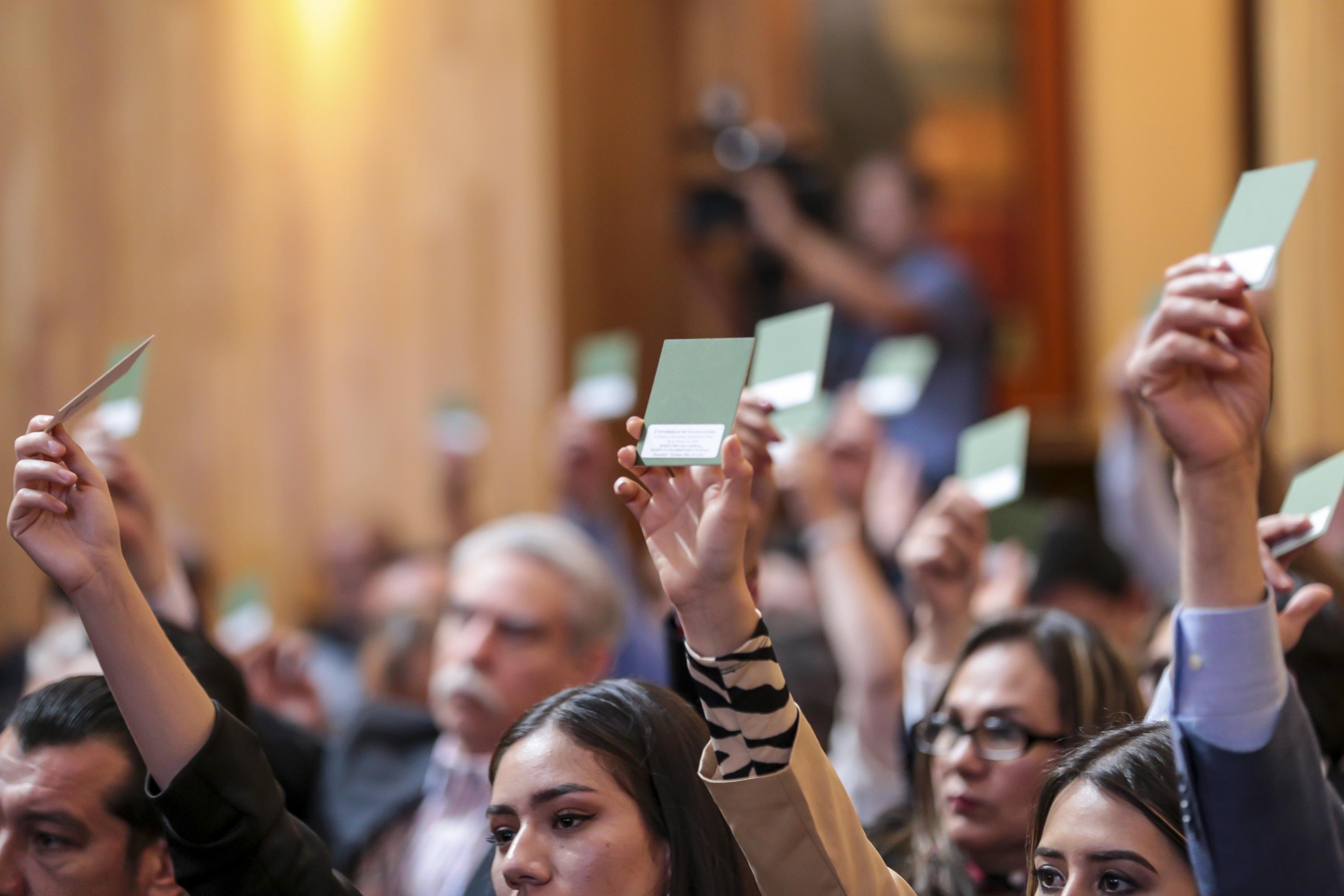 Consejeros votando