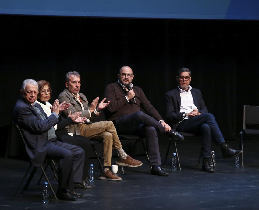 Autoridades del evento en presidium en auditorio