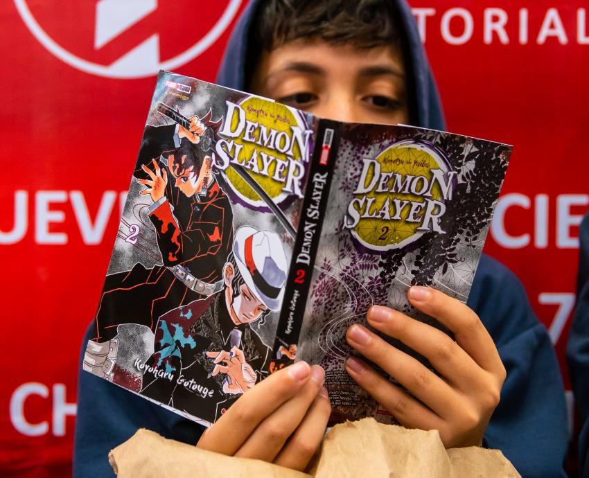 Joven lee Cómic