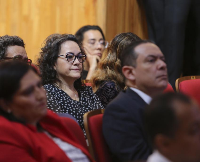 asistentes al evento sentados en auditorio