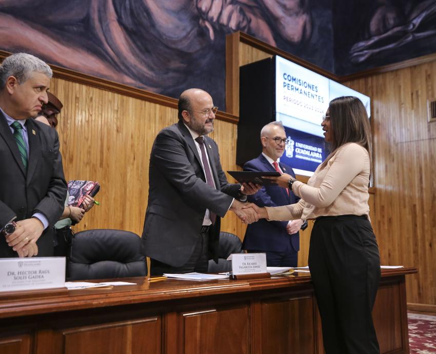 Autoridades del evento junto a asistentes