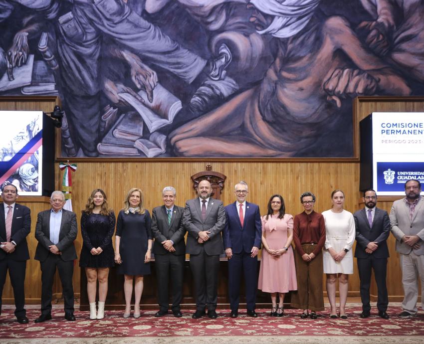 Autoridades del evento junto a asistentes
