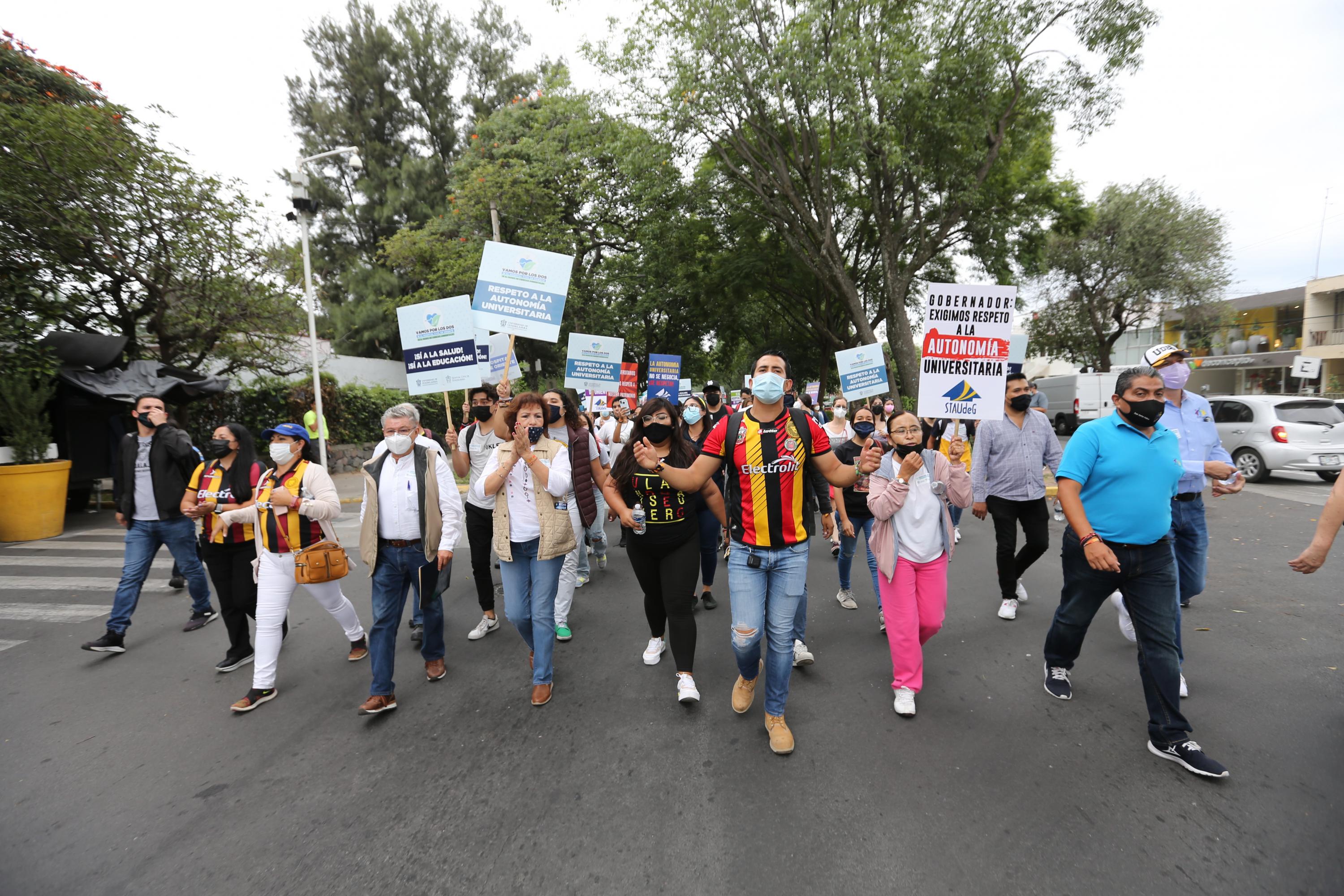 Participantes en contingente caminata por la autonomía
