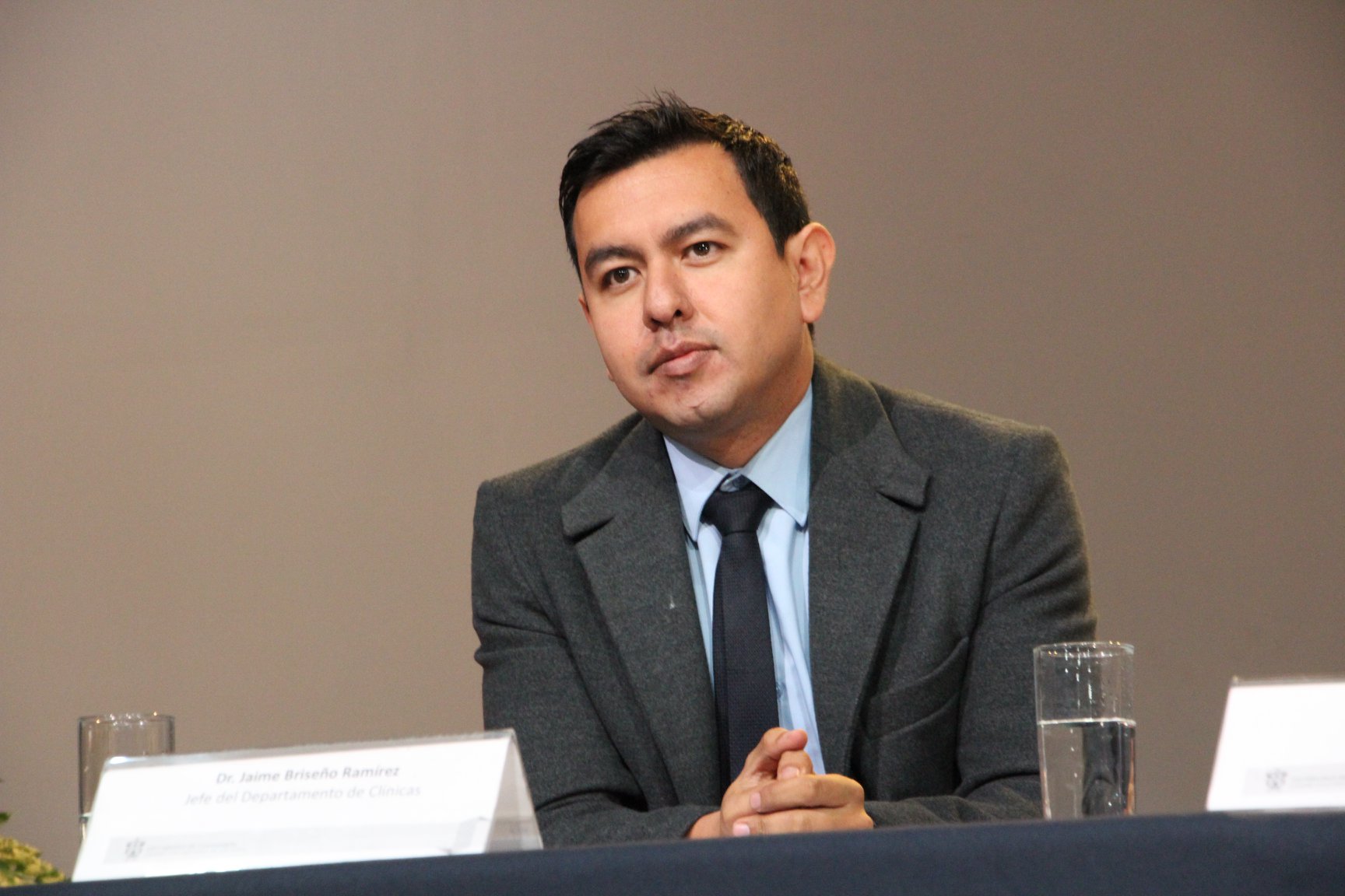 Expositor en auditorio frente a asistentes