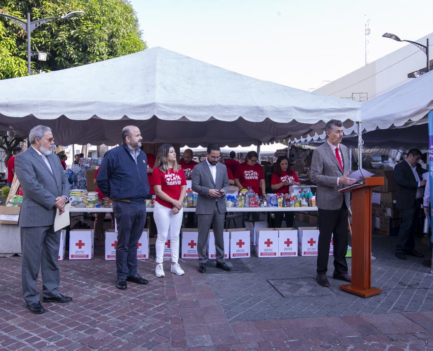 Autoridades del evento en centro de acopio en la Rambla Cataluña