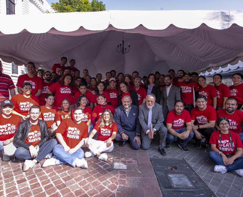 Autoridades del evento junto a colaboradores del centro de acopio en la Rambla Cataluña