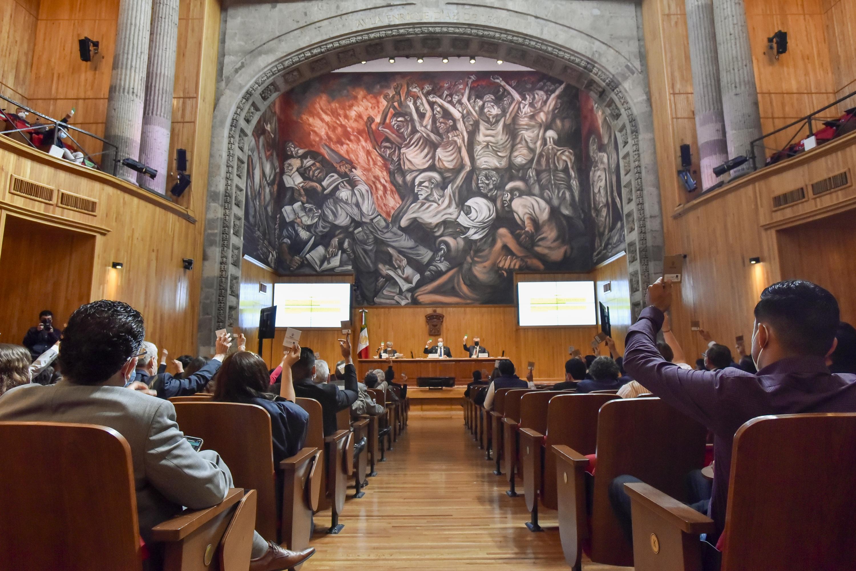 Integrantes del Consejo General Universitario en sesión en el Paraninfo Enrique Díaz de León