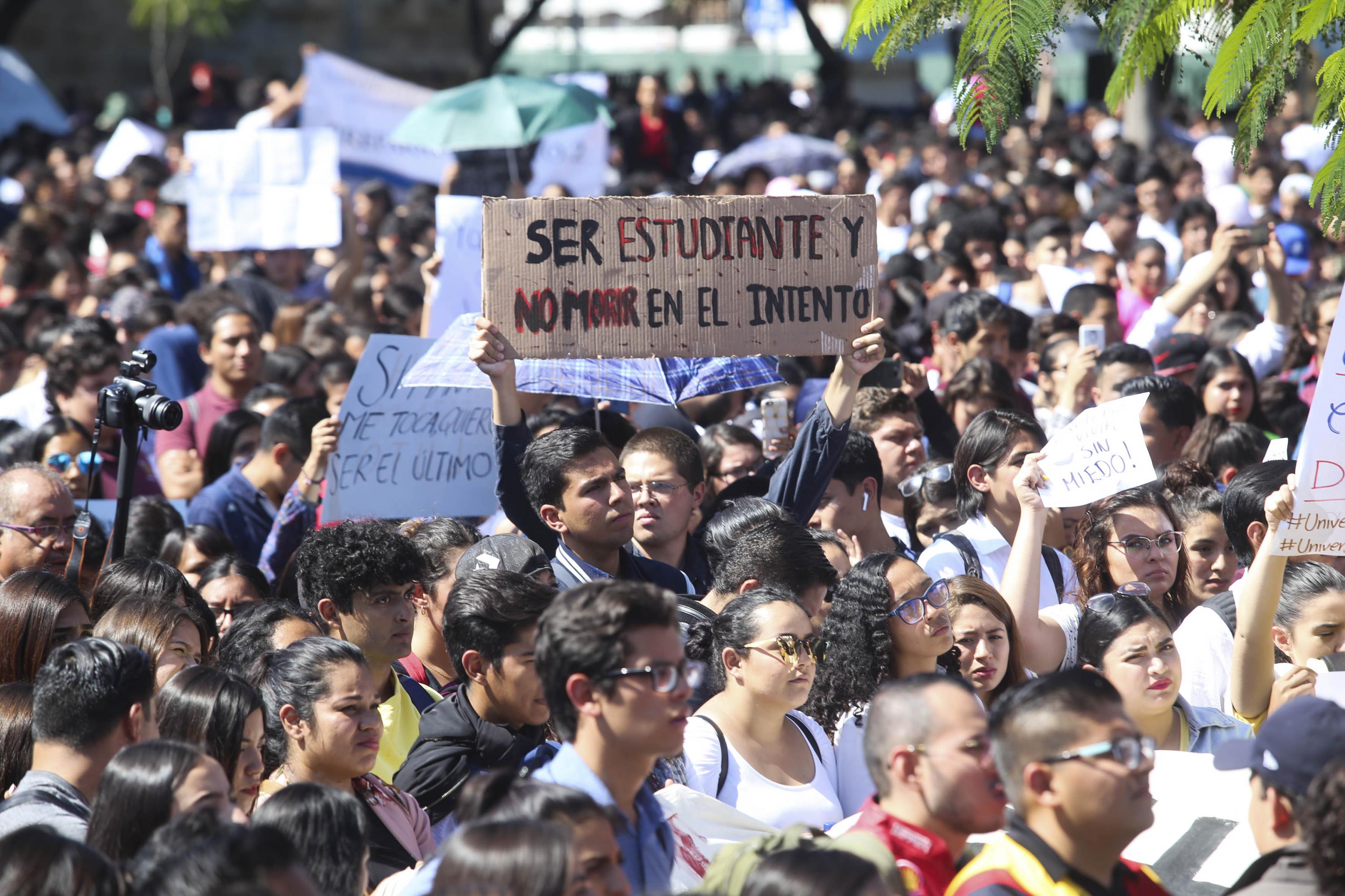 Alumnos con pancarta