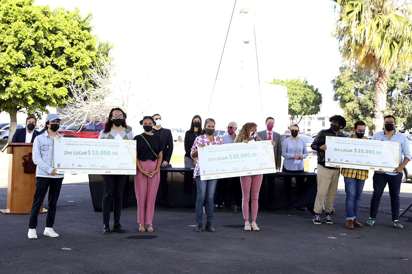 Ganadores del concurso muestran su premio