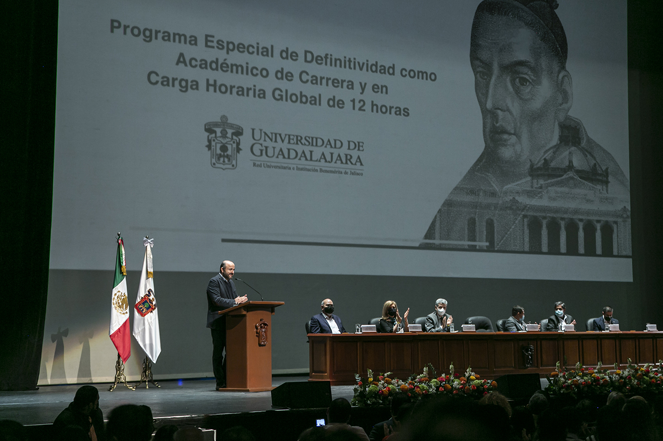 Autoridades del evento en presídium