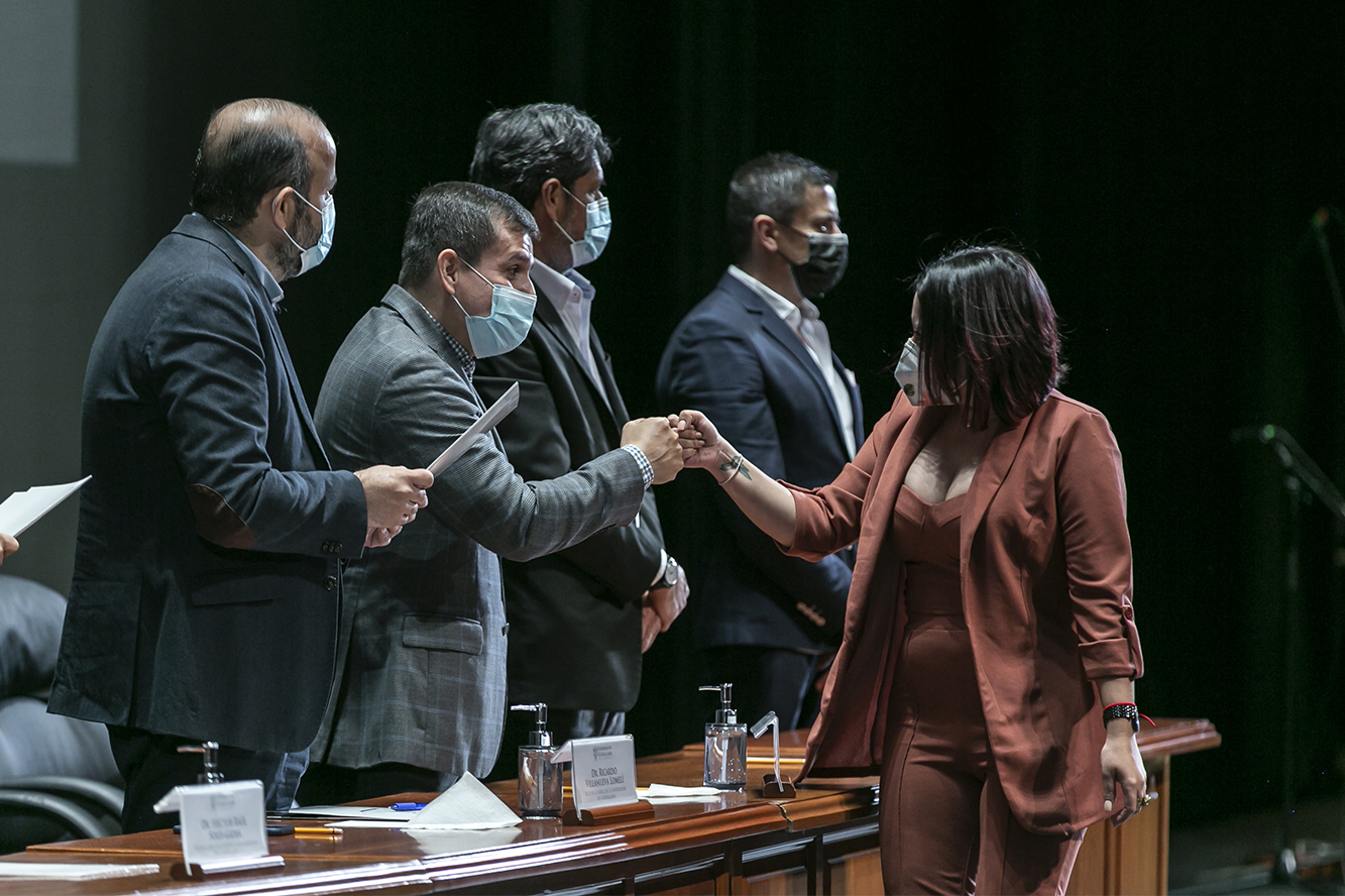 Autoridades del evento entregan su ombramiento a académicos