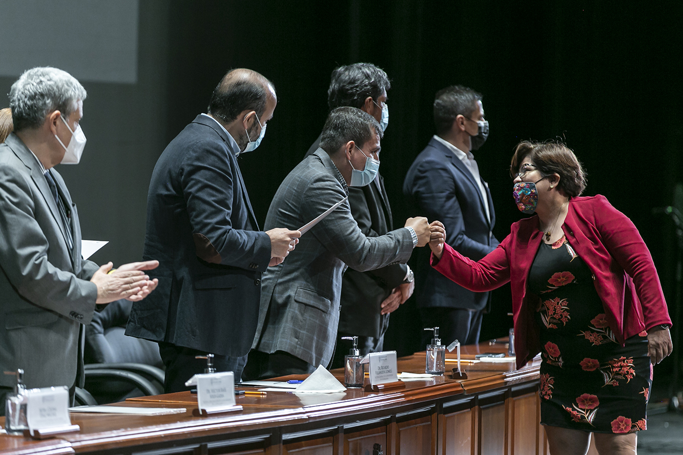 Autoridades del evento entregan su ombramiento a académicos