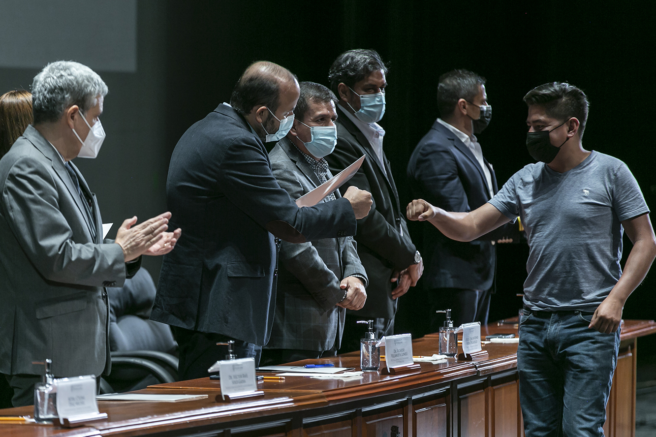 Autoridades del evento entregan su ombramiento a académicos