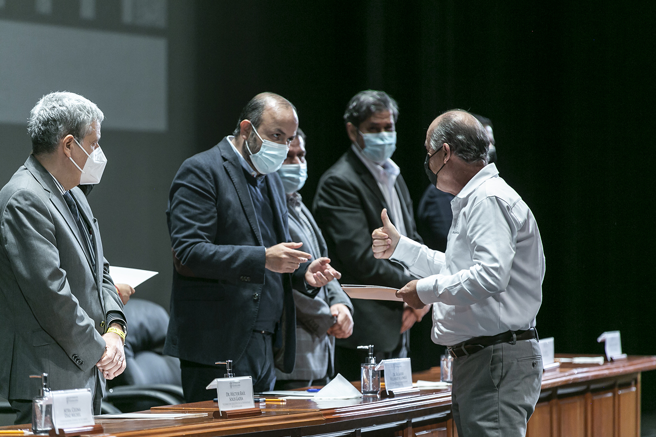 Autoridades del evento entregan su ombramiento a académicos