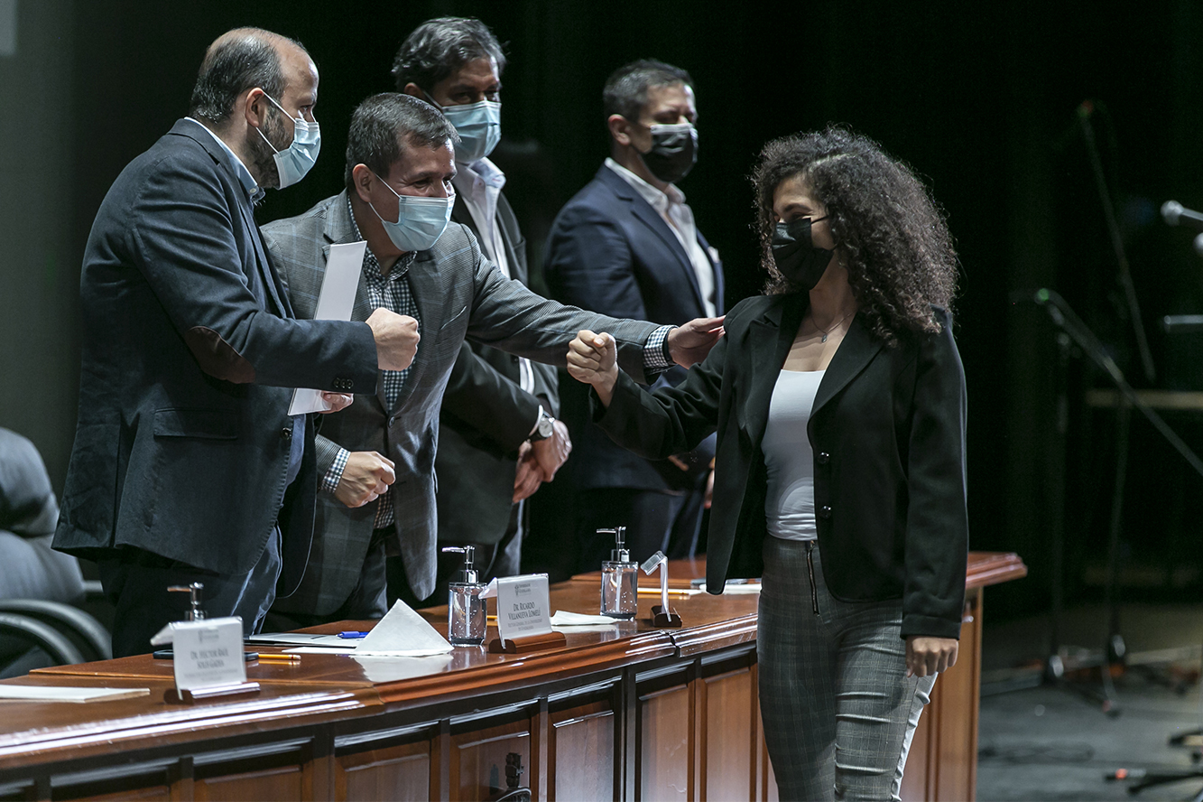 Autoridades del evento entregan su ombramiento a académicos